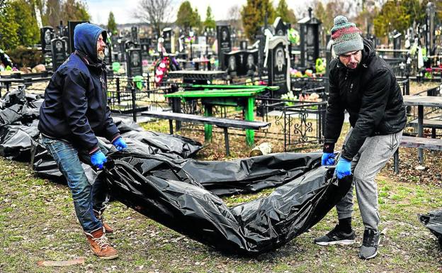 Un mar de plástico negro en el cementerio de Bucha