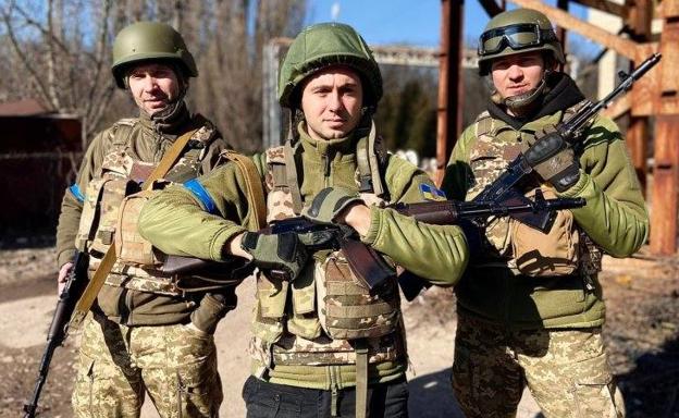 «Antes tenía un micrófono en mis manos, ahora un arma»