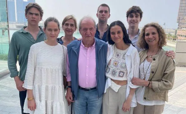 ¿Es la foto del rey emérito con sus hijas y nietos un montaje?
