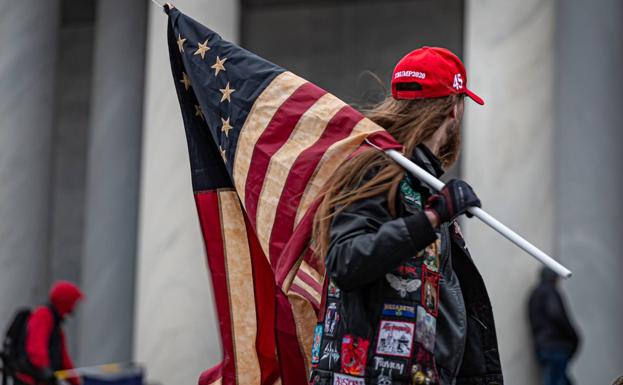 Condenado un policía retirado por su papel en el asalto al Capitolio