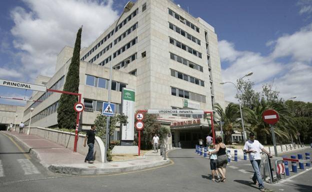 Fallece un niño de cuatro años al que hallaron en una piscina en Málaga