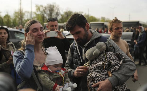 Zaporiyia recibe a los evacuados de Azovstal