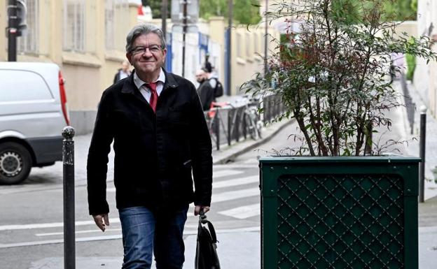 Los socialistas franceses agravan su crisis con un acuerdo con Mélenchon