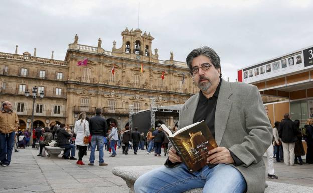 La 40 Feria del Libro de Salamanca se inaugura con la presentación del libro de Luis García Jambrina