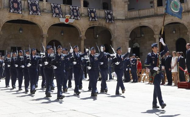 Decenas de civiles juran bandera en la Plaza Mayor de Ciudad Rodrigo