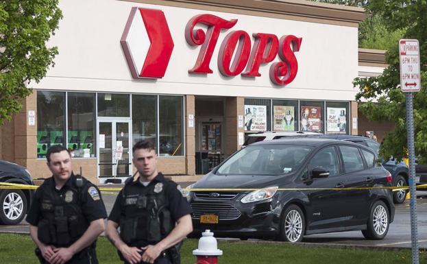 Un joven de 18 años, autor del tiroteo racista con diez muertos en EE UU