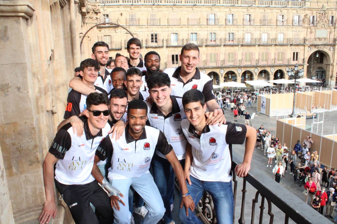 El Usal La Antigua celebra su ascenso a LEB Plata en la Plaza Mayor de Salamanca