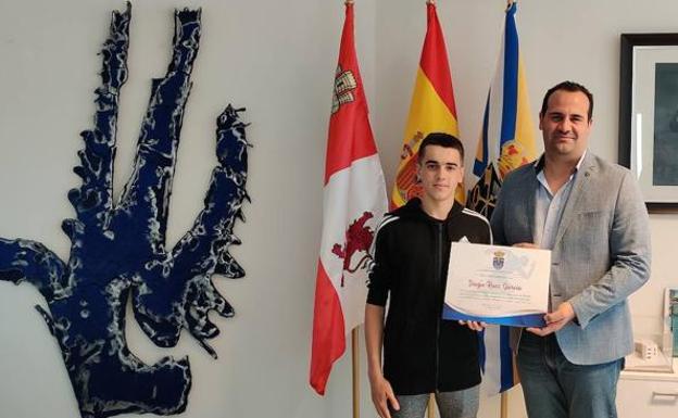 El alcalde recibe al santamartino Diego Ruiz García tras su éxito en el Nacional para Jóvenes Atletas Liberty