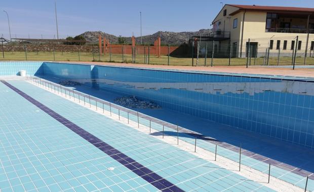 Béjar instala una rampa de acceso en el vaso grande de la piscina municipal
