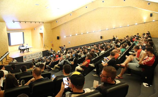 Unionistas aprueba cambiar y pagar el césped natural del Reina Sofía y su mantenimiento tras recibir el OK del Ayuntamiento