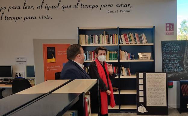 La escritora Charo Ruano dona 275 libros de su colección a la biblioteca de Santa Marta