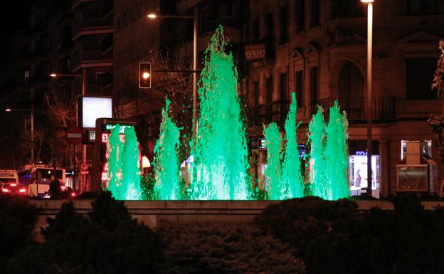La fuente de la Puerta de Zamora, de naranja y verde con motivo del Día Nacional del Donante de Órganos