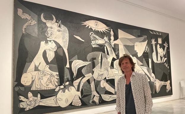 Mick Jagger publica una foto delante del 'Guernica', algo que está prohibido