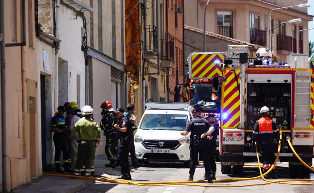 Un incendio en un almacén provoca varias explosiones y lleva la alarma al barrio del Arrabal de Salamanca