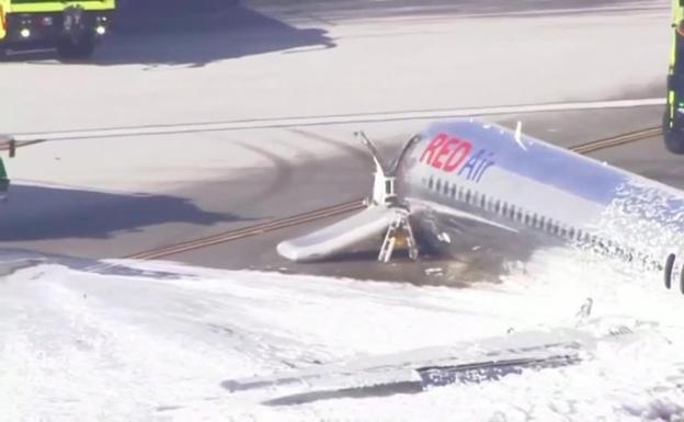 Un avión envuelto en llamas aterriza en el aeropuerto de Miami