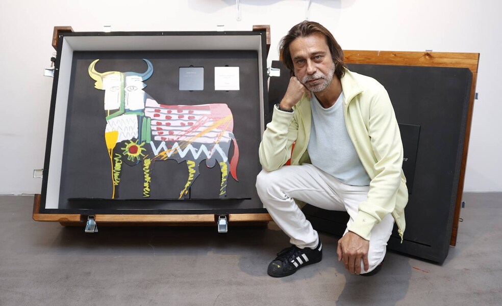 Jordi Mollà pinta 65 toros de Osborne con brochazos coloristas