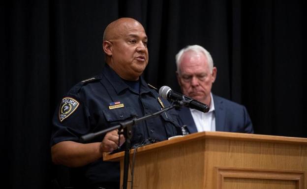 Suspenden al jefe de Policía del colegio de Uvalde por su respuesta al tiroteo