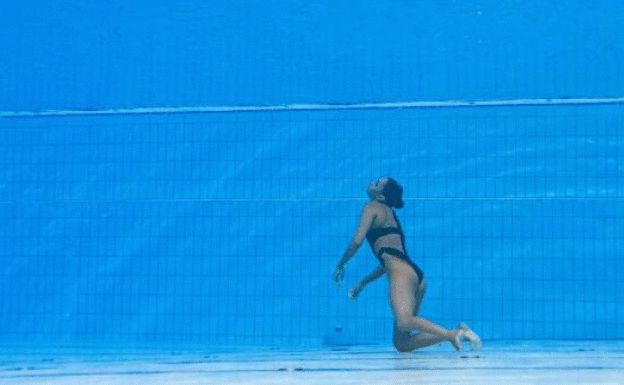 Una entrenadora española salva a una nadadora de morir ahogada
