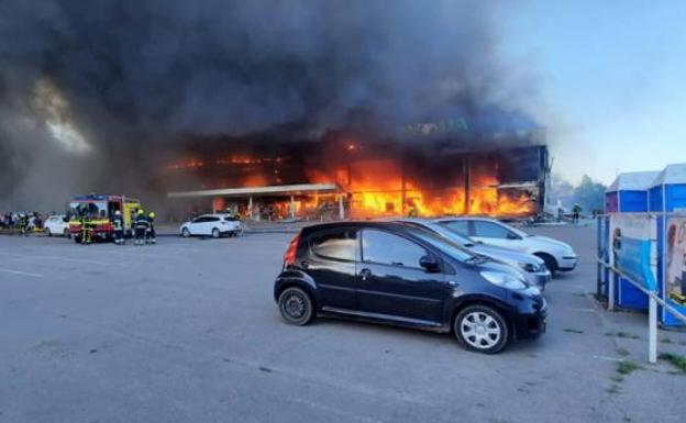 Al menos 18 muertos al bombardear Rusia un centro comercial con más de 1.000 clientes