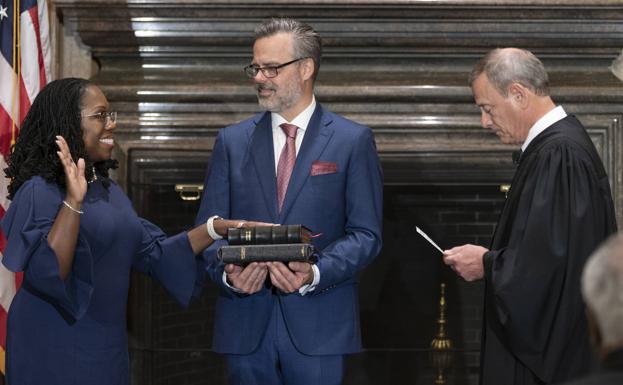 Jura su cargo la primera mujer afroamericana en el Tribunal Supremo de EE UU