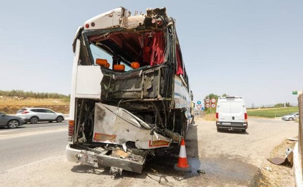 Un fallecido y 35 heridos al colisionar dos autobuses y un turismo en Granada