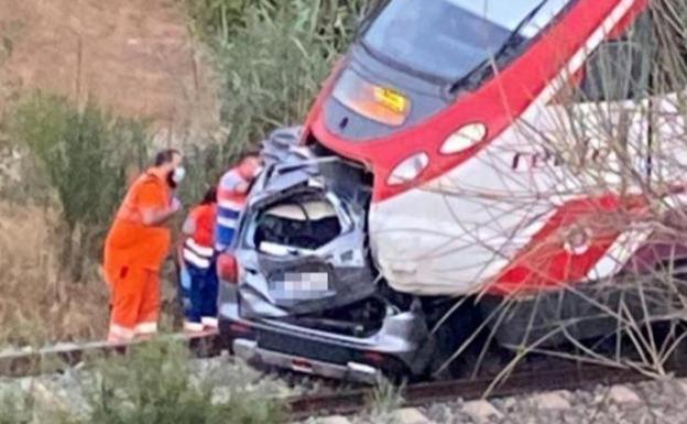 Muere una joven de 25 años al arrollar el tren su coche en un paso a nivel en Málaga