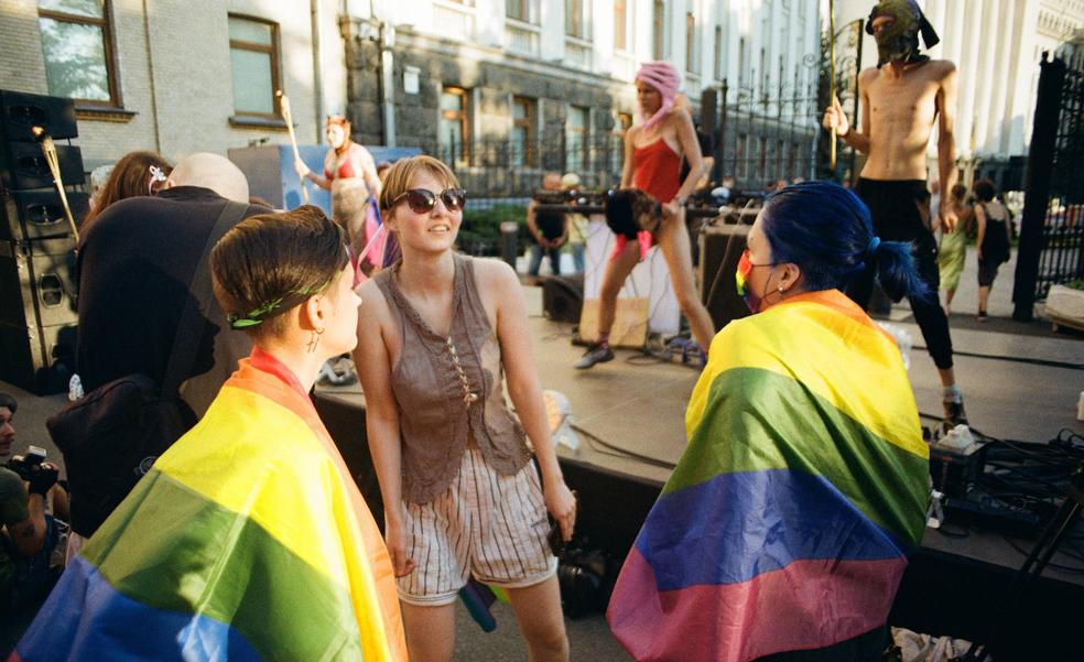 Zelenski estudiará la posibilidad de legalizar el matrimonio homosexual en Ucrania