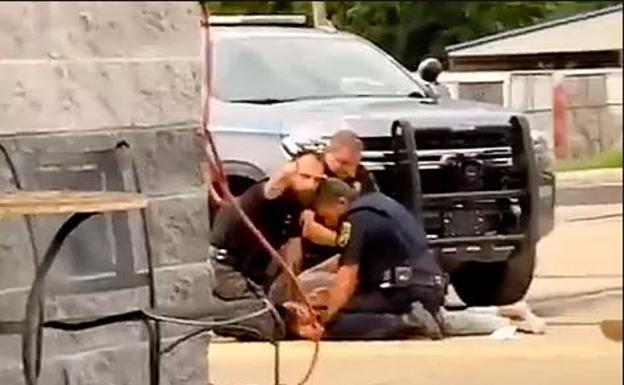 Tres policías propinan una brutal paliza a un detenido en EE UU