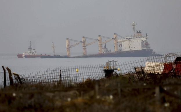 El barco semihundido en Gibraltar vierte aceite tras la rotura del casco