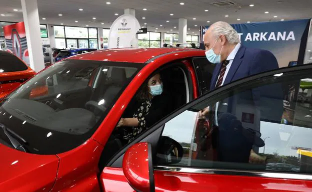 La venta de coches ralentiza su caída en agosto pese a la inflación