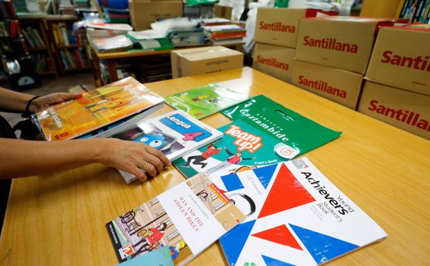 Educación pospone el cambio de notas y los alumnos se van de vacaciones con 'unos' y 'dieces'