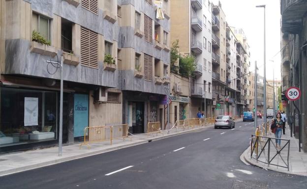 Álvaro Gil reabre como calle 'verde' sin jardines colgantes y con el mismo tráfico