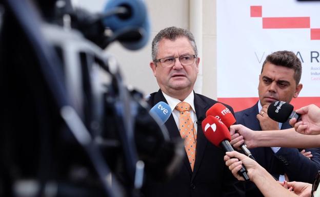 Dueñas reconoce el trasvase de agua a Portugal como «un problema» ante la escasez de lluvias