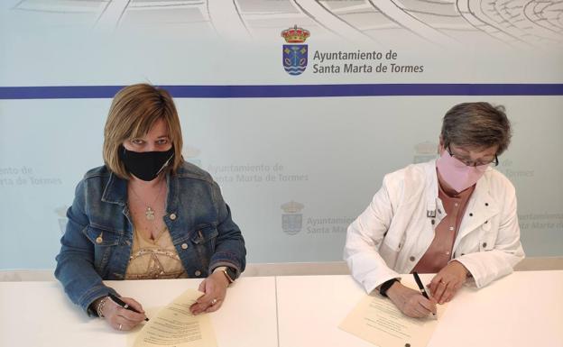 Santa Marta renueva el convenio con el Taller de Costura para mayores de 65 años