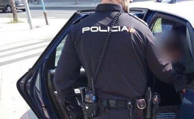 Detenido con cuatro órdenes de búsqueda tras discutir con su pareja