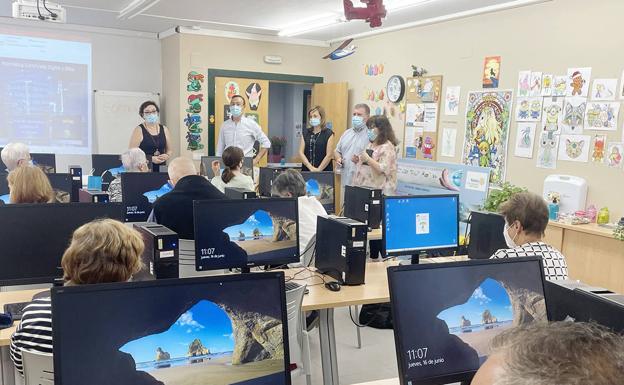 Carbajosa organiza talleres de mecanografía y nuevas tecnologías en el Aula de Informática
