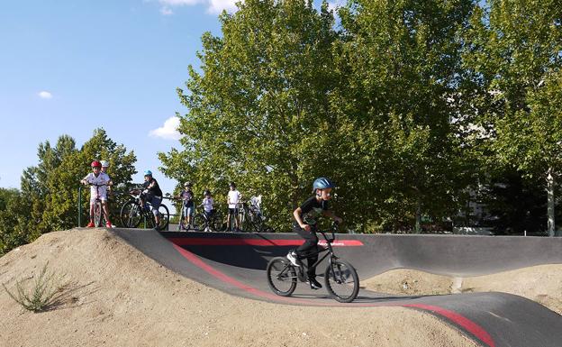 Diversión con la «Kdada BMX» en la pista de 'pump track' de Carbajosa