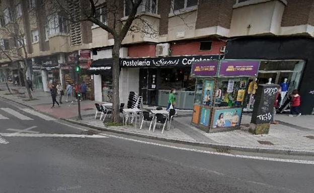 Rompe dos escaparates para robar unos pasteles en Comuneros