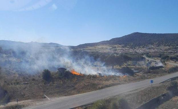 Dos helicópteros y un avión contra un incendio forestal en Santibáñez de Béjar
