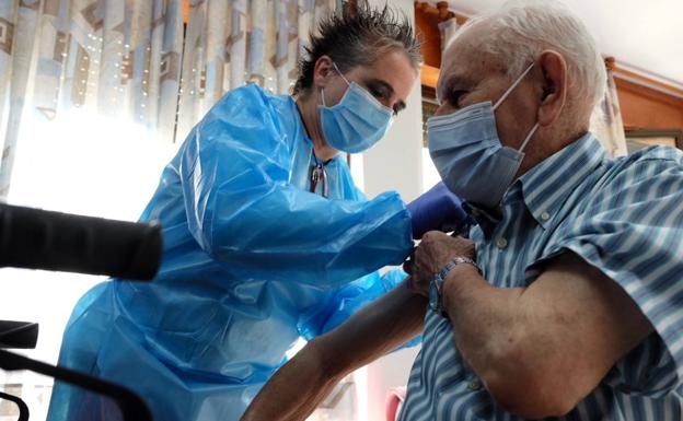 La rueda de la vacuna Covid gira de nuevo: cuándo, cómo y a quién le toca