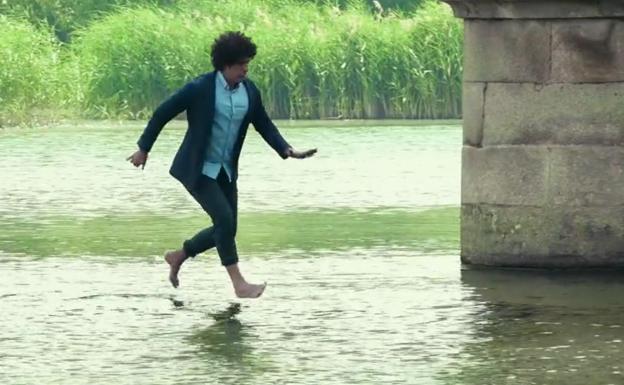El mago Miguel de Lucas 'pasea' sobre las aguas del río Tormes en Salamanca