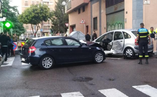Queda atrapada en su vehículo tras recibir un fuerte impacto de otro coche en Salamanca