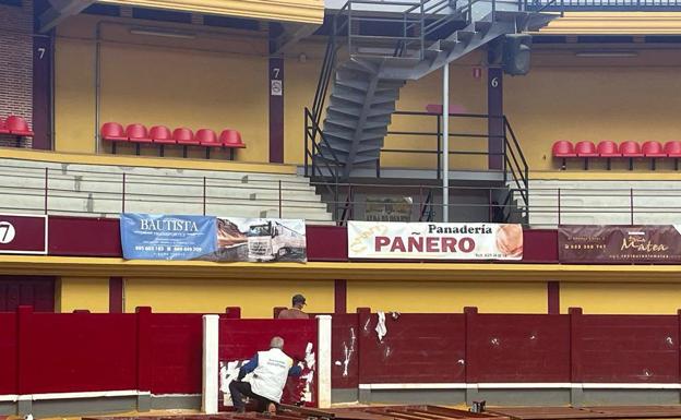El Ayuntamiento de Alba de Tormes renueva los burladeros de la plaza de toros
