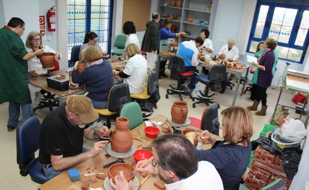 Los talleres de cultura tradicional inician el curso en 30 municipios