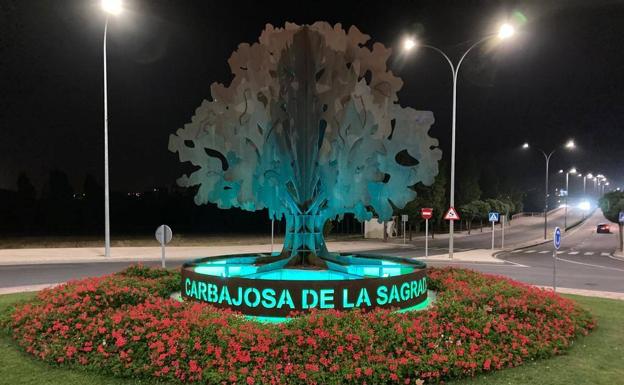 Carbajosa se ilumina de verde las rotondas por el día de la artritis