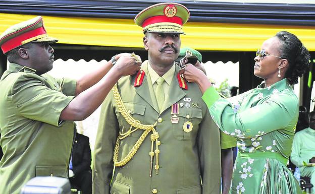 El jefe del Ejército ugandés anuncia en Twitter su intención de invadir Kenia