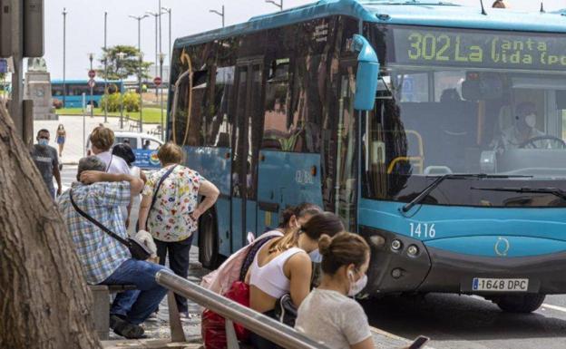 Detenida por rociar con ácido a un conductor de autobús en Canarias