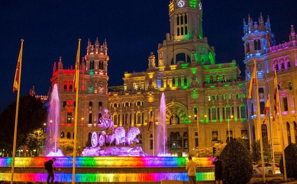 La Fiscalía no ve delito en la negativa de Madrid a ondear la bandera LGTBI