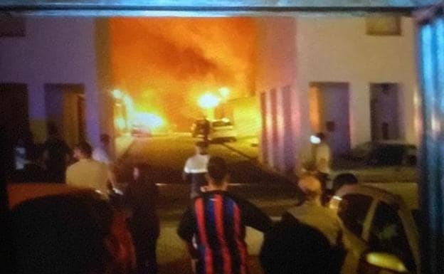 Un muerto, cinco heridos y una casa quemada en un tiroteo en Granada