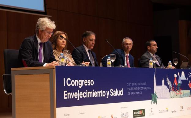 El alcalde destaca que la capital es «referencia nacional» en políticas para mayores